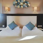 Le Collier Hotel