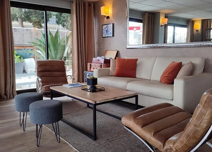 Le Collier Hotel
