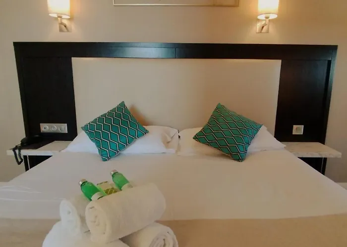 Le Collier Hotel